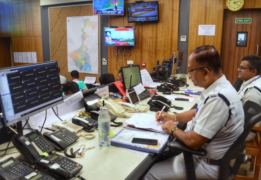 Kolkata Police has also set up a control room at Lalbazar to assist citizens in case of emergency. The helpline numbers for Kolkata Police are 9432610455, 943261445 and 6292263440 (WhatsApp)