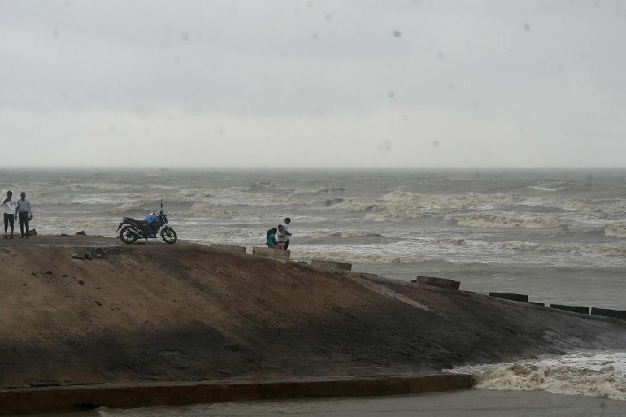 Visitors watch as waves crash ashore at a beach at Digha after the landfall of Cyclone ‘Dana’, in Purba Medinipur district, West Bengal, Friday, Oct. 25, 2024. Heavy rains packed with gusty winds lashed parts of southern West Bengal as the landfall process of the severe cyclonic storm ‘Dana’ continued to tear through the Odisha coast since midnight.