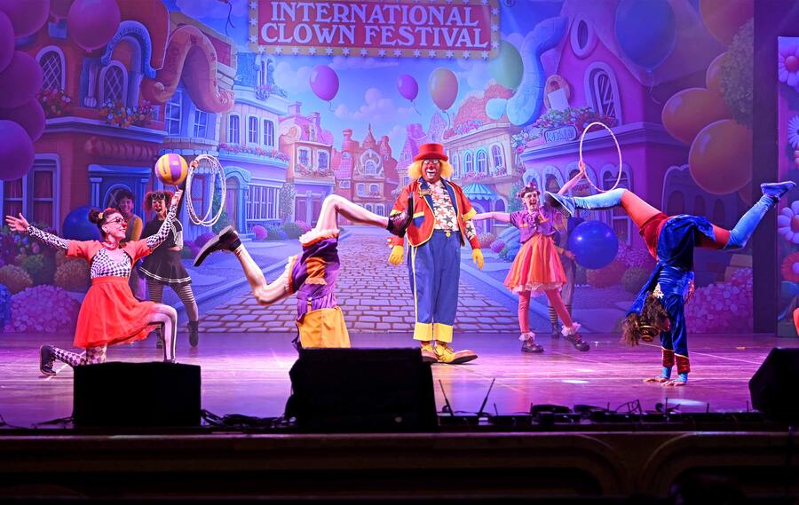 Kolkata’s children had a gala time at the Science City auditorium between October 18 and 20, as 25 clowns from 10 countries entertained them with a series of delightful acts at the Kolkata International Clown Festival. Organised by E-365, the event was curated and scripted by Martin D’Souza (stage name Flubber), an internationally acclaimed clown and former vice president of the World Clown Association