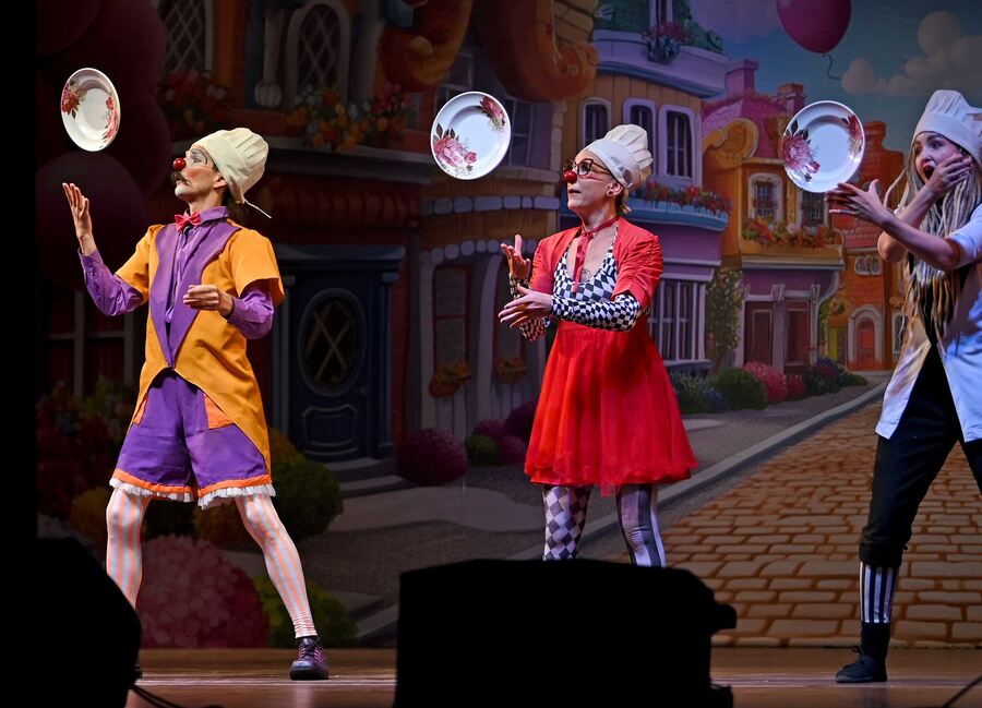 Performances were scheduled three times a day throughout the festival — 11am, 3pm and 7pm. With a series of tricks that dexterously combined skill with humour, the clowns brought down the house, evoking uproarious laughter among the kids as well as their parents in the audience. Juggling, balancing, dancing and other slapstick acts lived up to the billing, A bunch of balloons wafted into the gallery at one point, drawing loud shouts of approval from the children