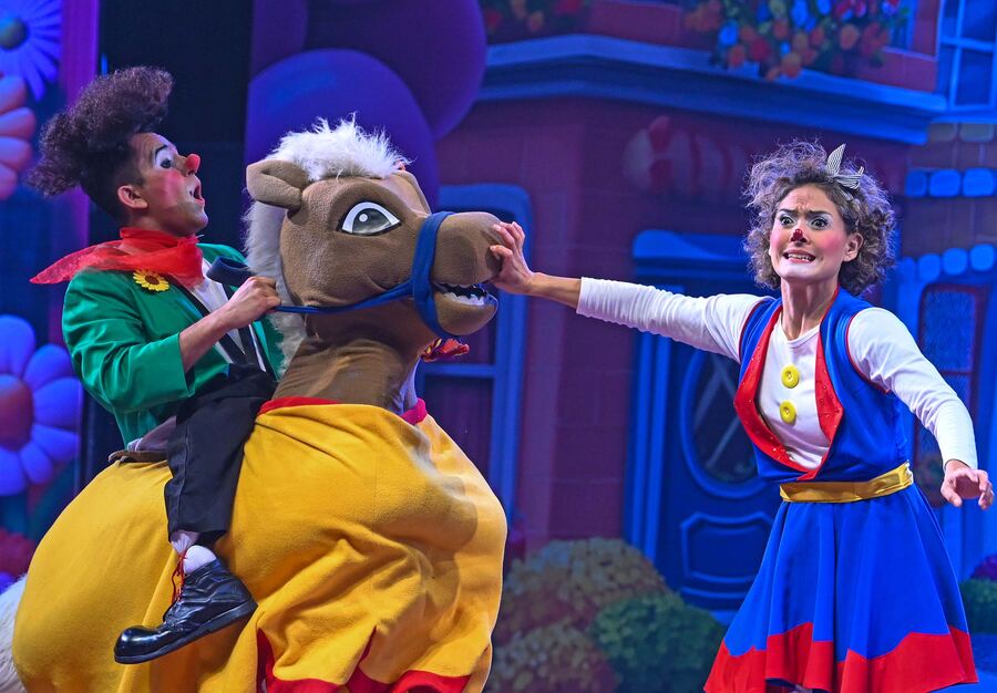 The international contingent of clowns included 10 females, with artistes drawn from different corners of the world — US, Canada, Brazil, Peru, Argentina, Italy, France, Germany, Russia and Spain. Their brightly coloured attires were loudly embellished along with the trademark bold whiteface paint that is found in the Commedia dell’arte, circuses, and Mariachi clown traditions. A lot like the friendly Ronald McDonald, or even the far more sinister Pennywise from Stephen King’s ‘It’ 