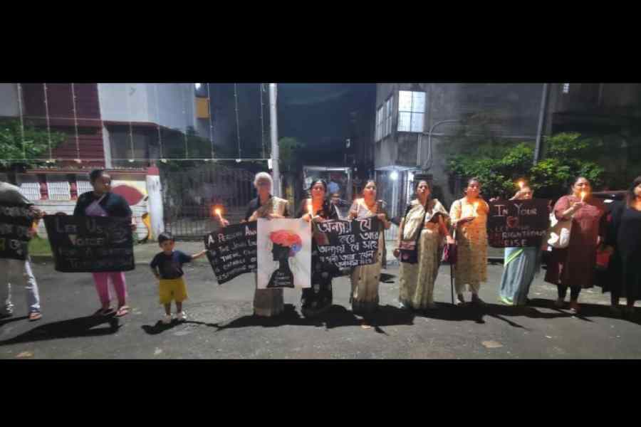 BH Block residents hold up placards and form a human chain on Mahalaya