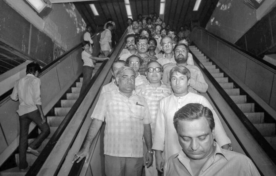 Sarod maestro Amjad Ali Khan climbs down the escalator to the platform level of the Esplanade Metro station in 1988 to take a joyride on the train. Kolkata Metro turned 40 on Thursday, October 24, 2024. On the eventful day in 1984, when the first train rolled out of Esplanade station, it had travelled a mere 3.4km to Bhowanipore 