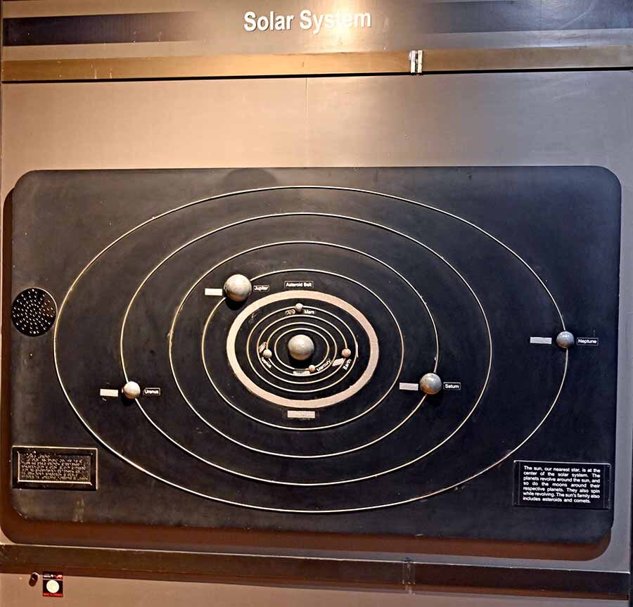 BITM is also an inclusive space. Visitors can observe the World of Darkness gallery that offers an exceptional form of interactive learning for those with visual impairments. The Braille section features various models of the solar system, globes, and even constellations. Each display is equipped with Braille imprints, along with buttons that, when pressed, announce the name of a constellation, or the name of a country