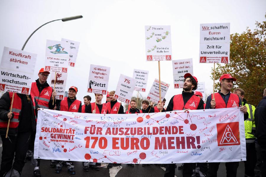 One of the banners read "170 euros more for trainees!" at the rally in Berlin. While the workers demand higher wages, the German Chamber of Commerce and Industry reported that the German economy would contract by 0.2% this year.