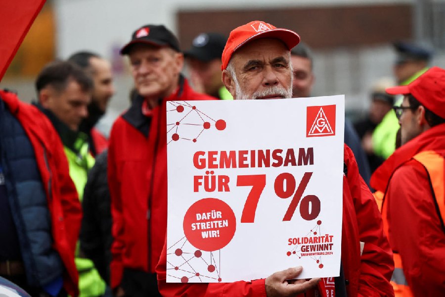 The Mercedes workers have demanded a 7% hike. A sign held by a man at the rally in Berlin reads, "Together for 7%". Meanwhile, Volkswagen has been negotiating for weeks with unions to lower costs.