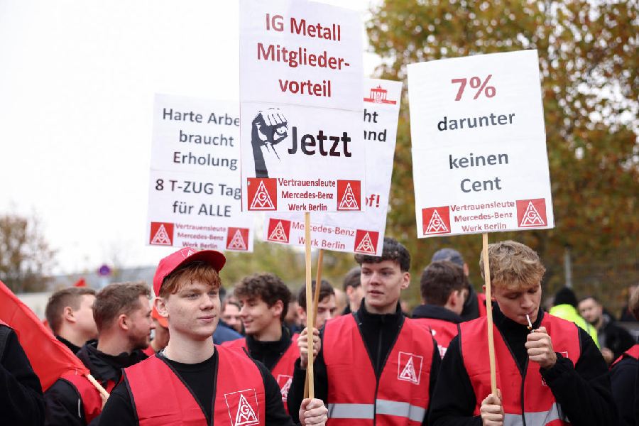 The German Chamber of Commerce and Industry (DIHK) expects zero growth in GDP in 2025 as well. 