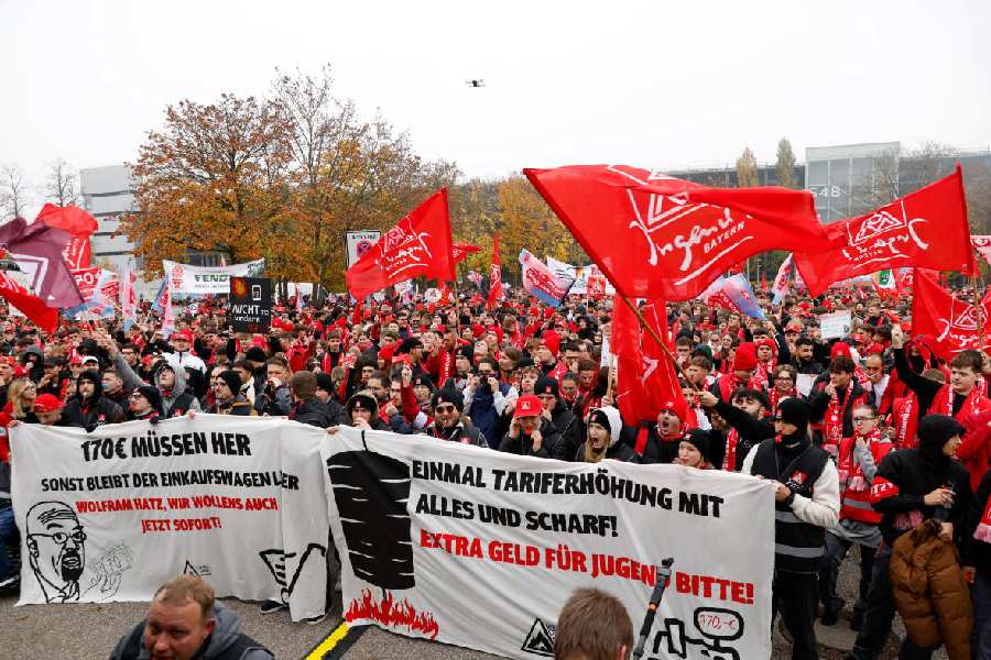 Trainees and employees of German carmaker Audi demand higher wages during a protest march in front of the company's headquarters in Ingolstadt, Germany, October 29, 2024. Meanwhile, the economic survey for autumn 2024 shows that a third of companies plan to reduce their investments in Germany. In the industry, it is even 40%.