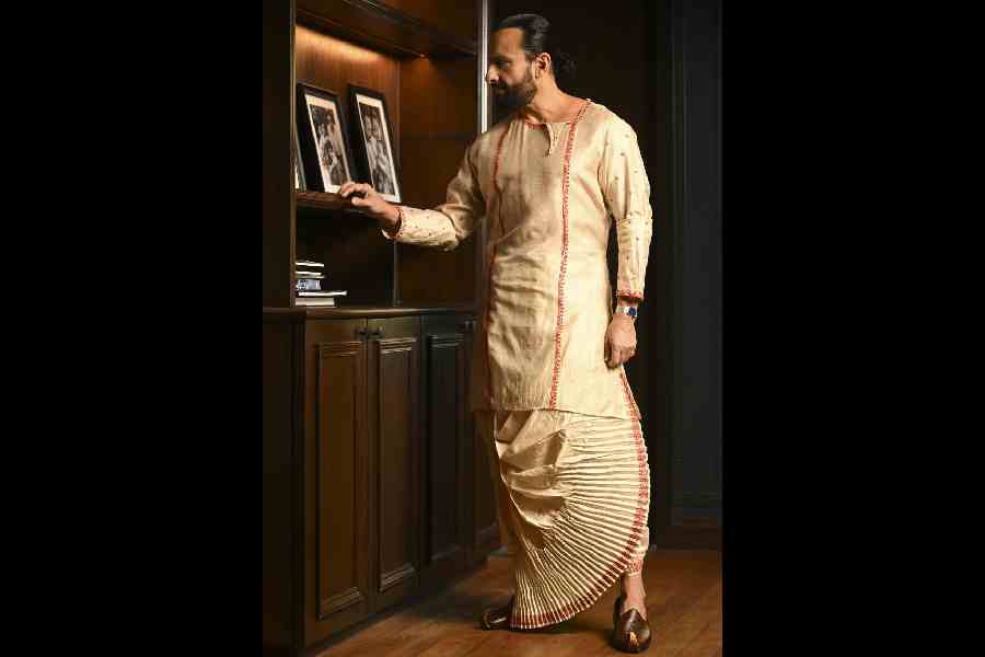 Saif was every bit the Bangali babu in this tussore dhoti kurta.