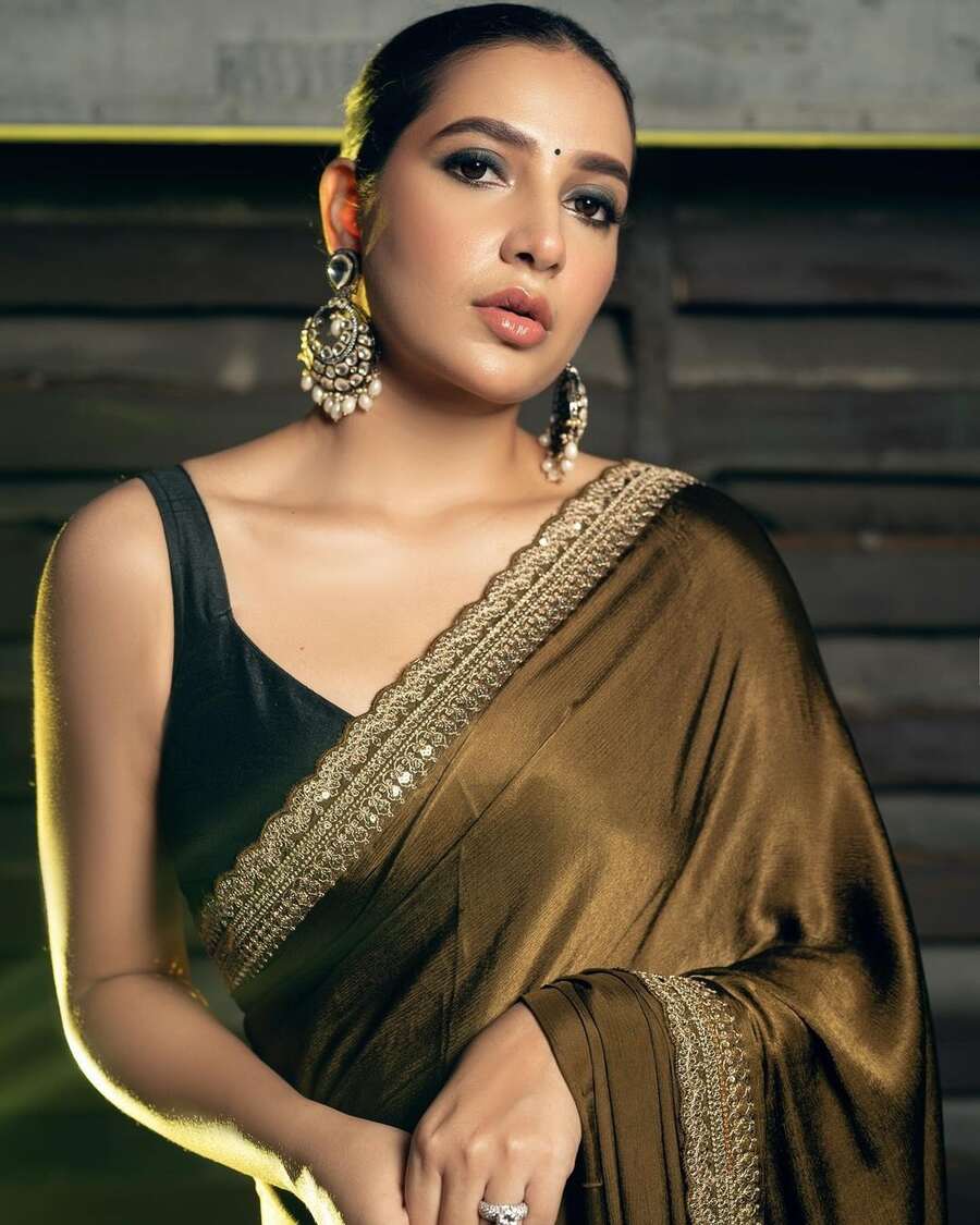 Statement jewellery: Festive glam with a ‘less is more’ mantra is very attainable with a statement jewellery piece. Want to ditch the necklace to show off a trendy neckline? Team your festive fit with earrings and rings with stone work like Subhashree Ganguly. Traditional works like ‘kundan’ and ‘minakari’ never go out of style, neither do ‘navratna’ or gemstones and pearls. Whether you are team gold or silver, opting for a bold jewellery pick is sure to add some X factor to your Diwali look