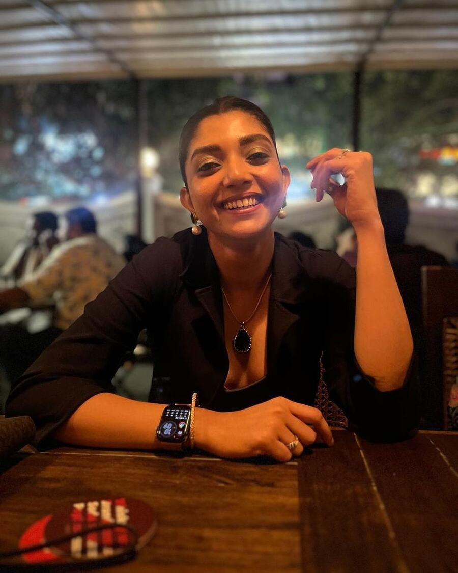 Smartwatch: Fitness and fashion together? Bring it on! Smartwatches are not only an ‘in’ gadget but have also become contemporary fashion accessories. Like Devlina Kumar, sport a smartwatch and give your look a tech high. You can wear a smartwatch on one hand, and a bracelet or bangles on the other if you want to amp the look up further. The best part of sporting a smartwatch during the festive season is, your daily steps are duly noted as you feast with pals and family, dance at house parties, or go pandal hopping