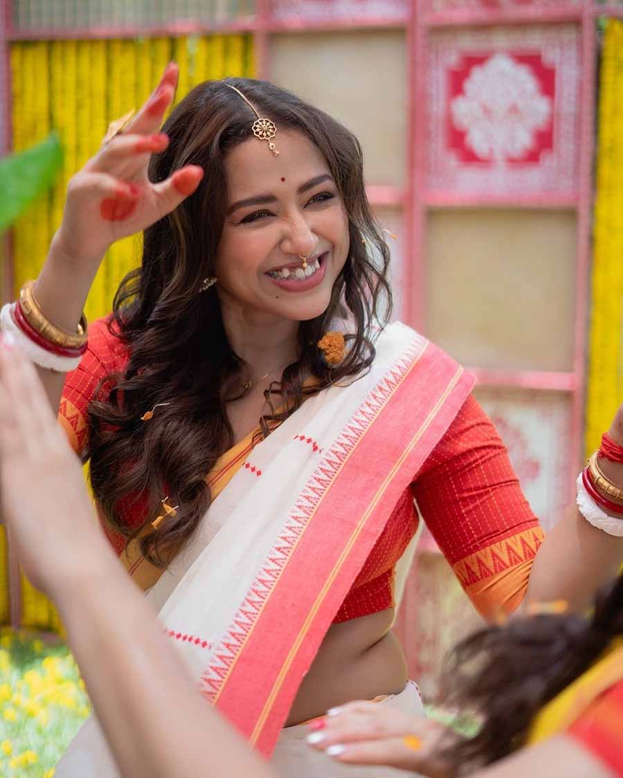 Septum ring: If piercings are not your thing but you love nose accessories, then an artificial/clip-on septum ring can be your pick. This piece of jewellery is versatile. Whether your outfit is ethnic, Indo-western, boho chic, or western,  a septum ring adds some oomph to it all. Sohini Sarkar is often seen sporting chic septum rings. Gold or silver, dainty or elaborate, the pick is yours