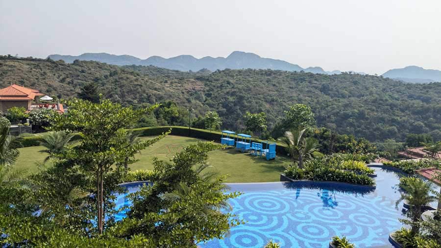 Food Superstars 2024 by Culinary Culture, presented by Zoya Gin, was unveiled on October 21 at the sprawling Mementos by ITC Hotels, Ekaaya. Set against the backdrop of Udaipur’s breathtaking Aravalli hills, the stunning property offered a blend of luxury and natural beauty 