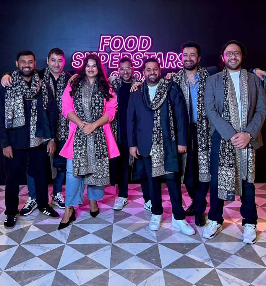 The winners were gifted Tarun Tahiliani scarves 