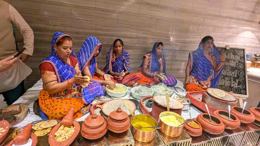 Women in vibrant traditional Rajasthani attire brought the art of roti-making to life at the live counter at Mementos by ITC Hotels, Ekaaya Udaipur. From missi roti to bajre ki roti, each was freshly prepared and served with a dollop of butter, along with chutneys and pickles for a true taste of Rajasthan 