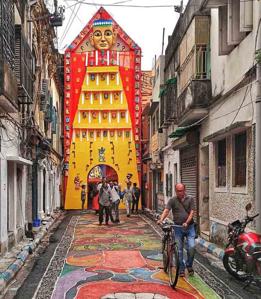 Street art in front of Nabo Yubok Sangho Kali Puja pandal, also known as Fatakeshto Kali Puja 