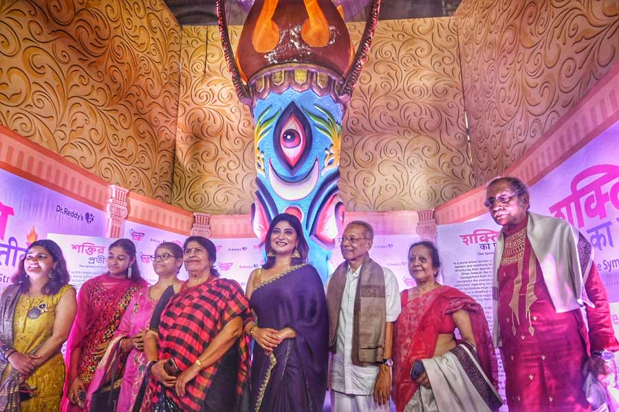 Amherst Street Kali Puja Samity installed a giant solar power torch as 'Shakti ka Pratik'. It was inaugurated by actor Sandipta Sen on Tuesday 