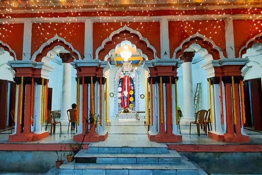 Corinthian pillars adorn the ‘thakur dalan’ of the Chorbagan Mitra family