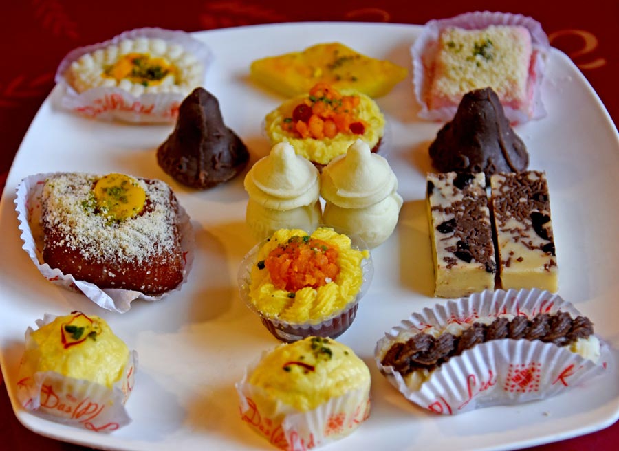 While the rosogolla is undoubtedly the most loved sweet of K.C. Das, this legendary sweet shop is also the creator of quite a few more sweet delectables like the Roshomalai, Abar Khabo Sandesh, Amrita Kumbho Sondesh and more 