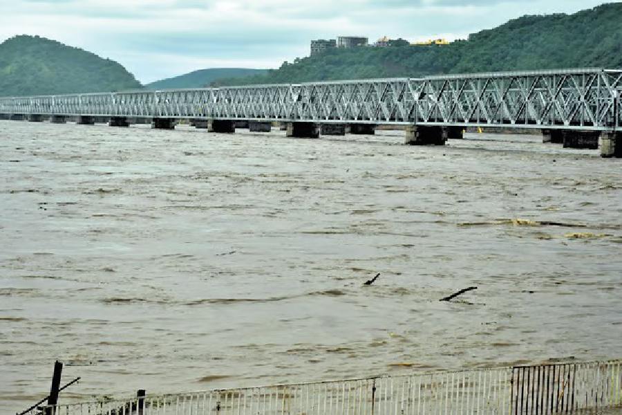 The base of the pillar at Gate No. 69 in Prakasam Barrage was damaged