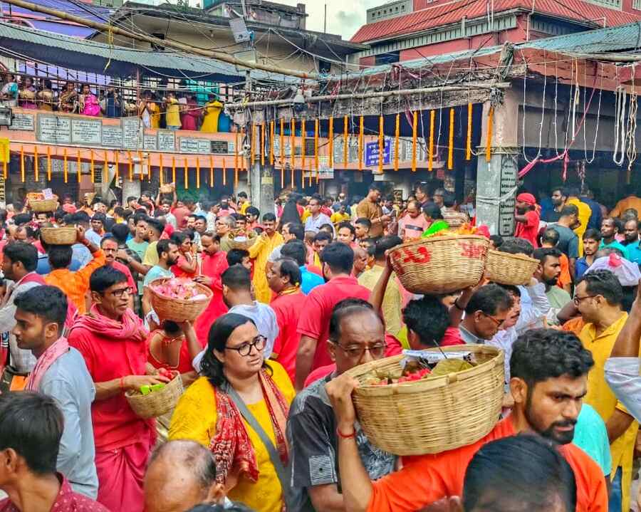 On the occasion of Kaushiki Amavasya, devotees gather in numbers at Tarapith to offer prayers to the goddess
