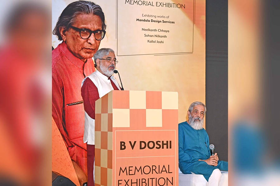 Sohan Nilkanth and Neelkanth Chhaya present BV Doshi to the audience