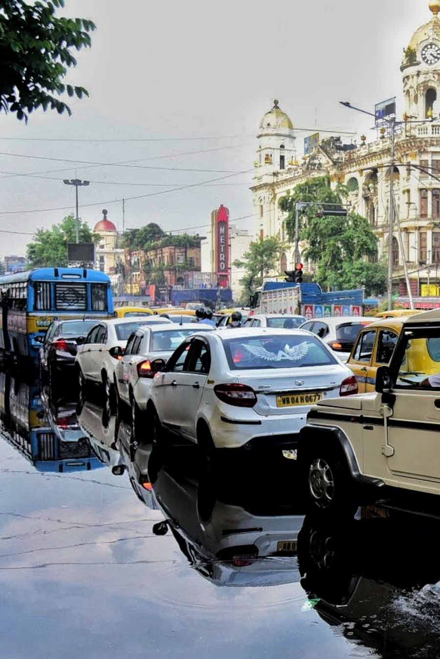 Waterlogging and traffic snarl on September 4 afternoon proved a bane for Puja shoppers at Esplanade 
