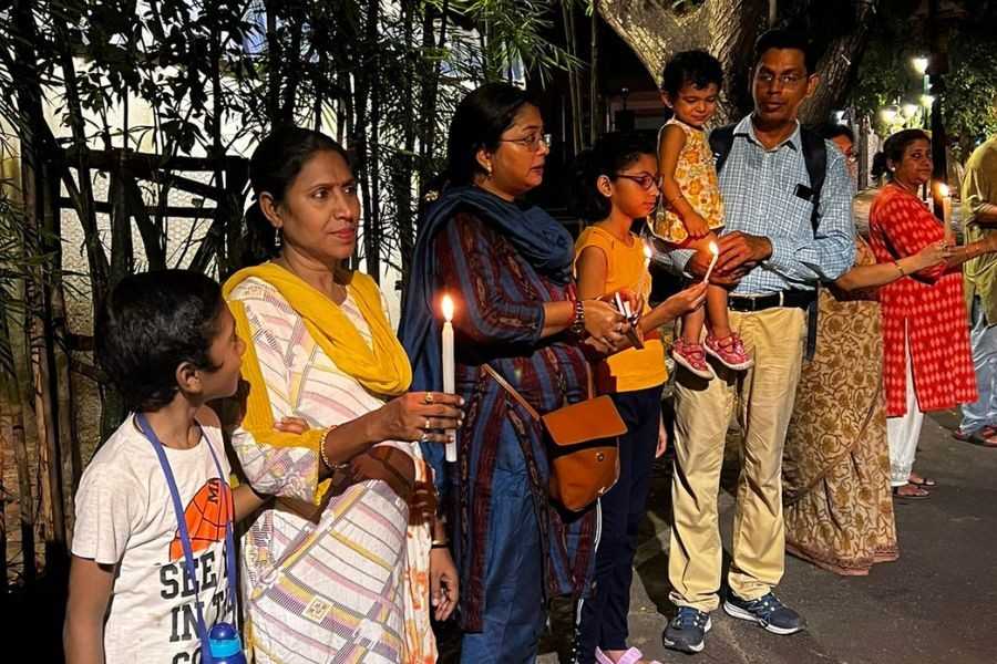 People from different age groups at Regent Estate, Kolkata