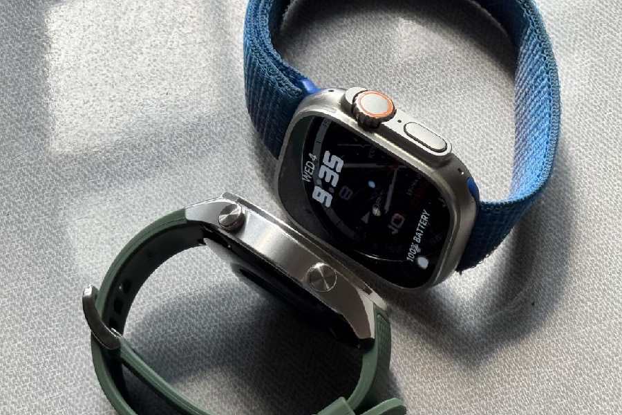 OnePlus Watch 2R versus Apple Watch Ultra (right).