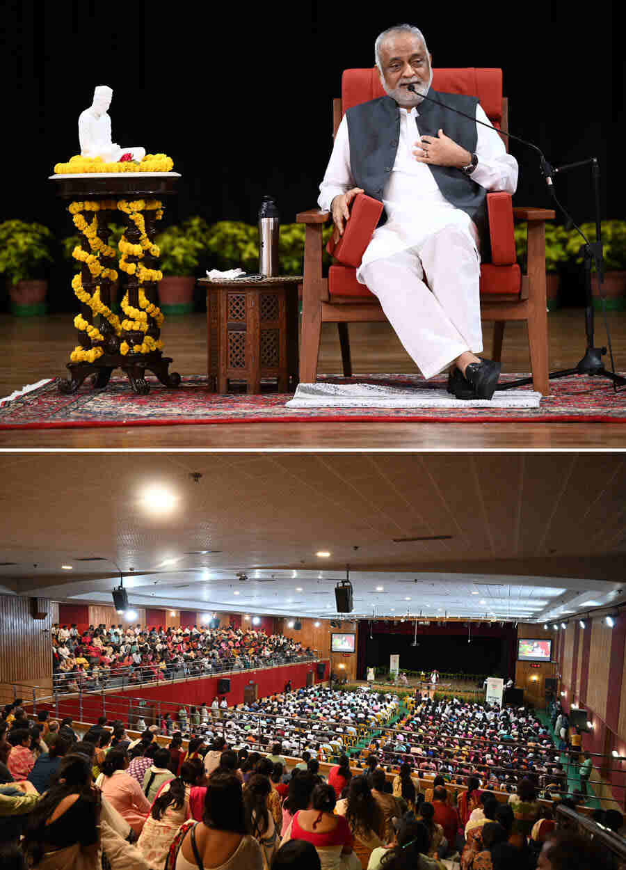 Rev. Daaji, the president of spiritual movement Shri Ram Chandra Mission, visited the Heartfulness Meditation Centre in Mundapara, Kolkata, on September 4. This was his first visit to Kolkata. The event ‘Design your Destiny’, held at The Heritage School Auditorium, was attended by hundreds of participants. Rev. Daaji led the 'Heartfulness meditation', which is based on Pranahuti, an ancient meditation technique 