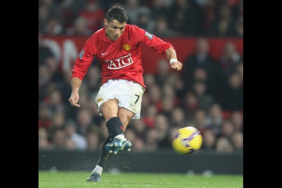 Cristiano scoring a penalty against Spurs, 2008