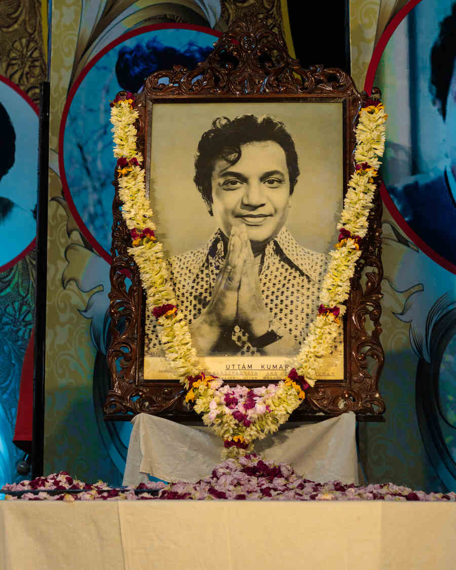 Uttam Smaran Sandhya, an annual programme at the Uttam Mancha, took place in Kolkata on September 3, on the 98th birth anniversary of the matinee idol Uttam Kumar. The event was organised by the Uttam Kumar Memorial Cultural Committee. My Kolkata was the digital partner of the event 