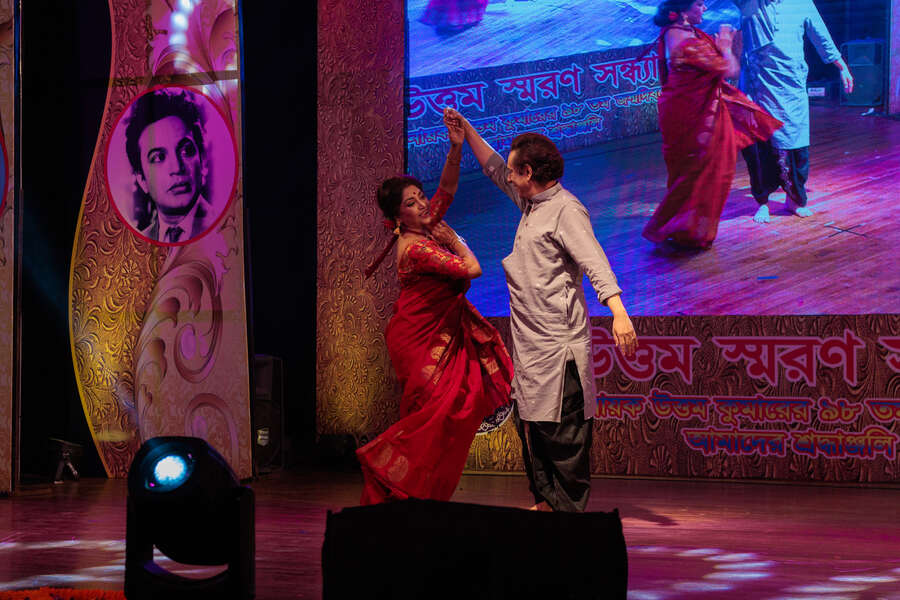 (From left) Malabika Sen and Kohinoor Sen presented a piece together on popular song of Uttam Kumar, ‘Aro Durey Cholo Jai’