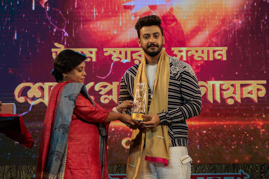 Actor Bonny Sengupta received the Uttam Smarak Samman for ‘Best Actor in Leading Role’ at the event