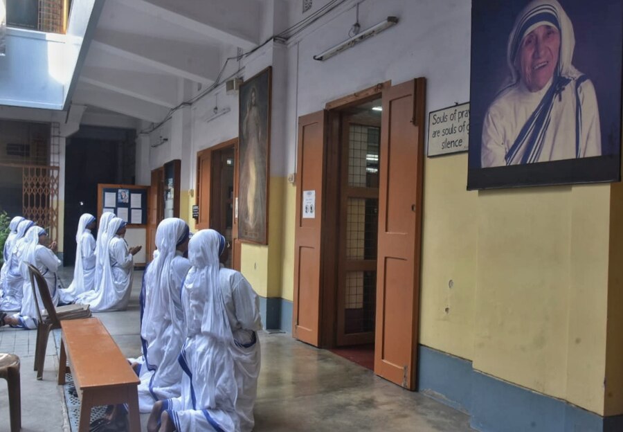 Nuns from the Missionaries of Charity paid tribute to Mother Teresa on her 27th death anniversary. Special prayers were conducted at the Mother House on AJC Bose Road on September 5