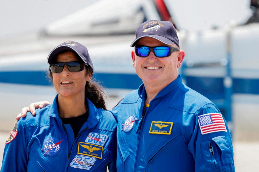 SpaceX Without astronauts, Boeing's Starliner returns to Earth, NASA