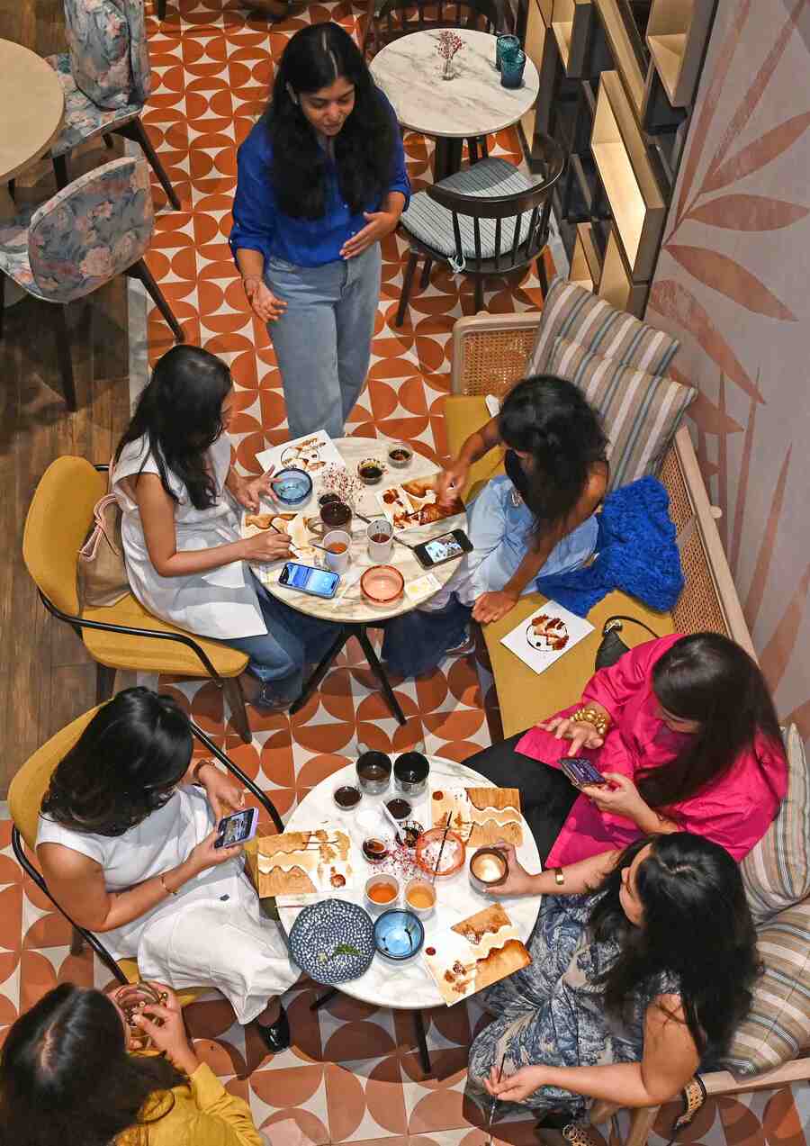 Artist Prarthana taught the amateur painters how to bring out different textures and shades with her skilful brush techniques