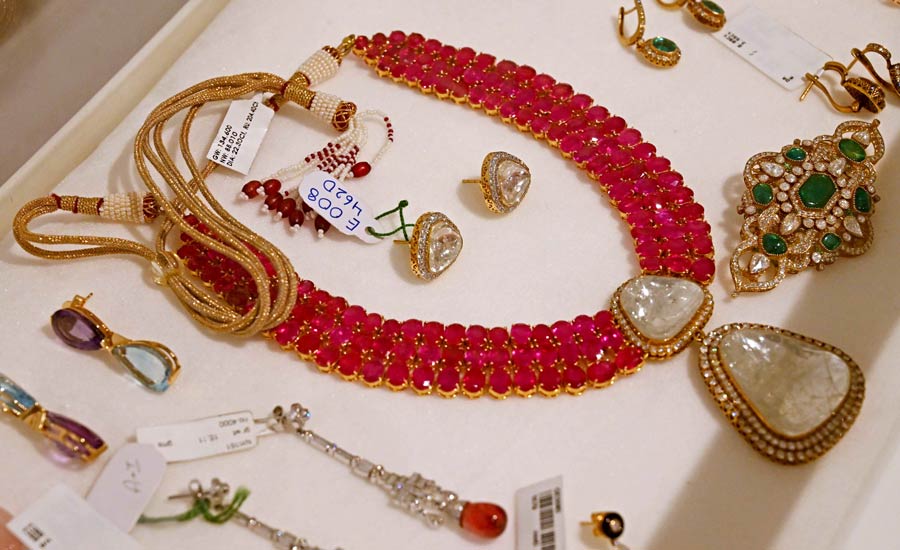 A glimpse of the stunning precious jewellery on display at CIMA’s Art in Life, designed by master jewellers Kundal Lal Verma and Vinesh Kumar Maheshwari of Mireya Jewels