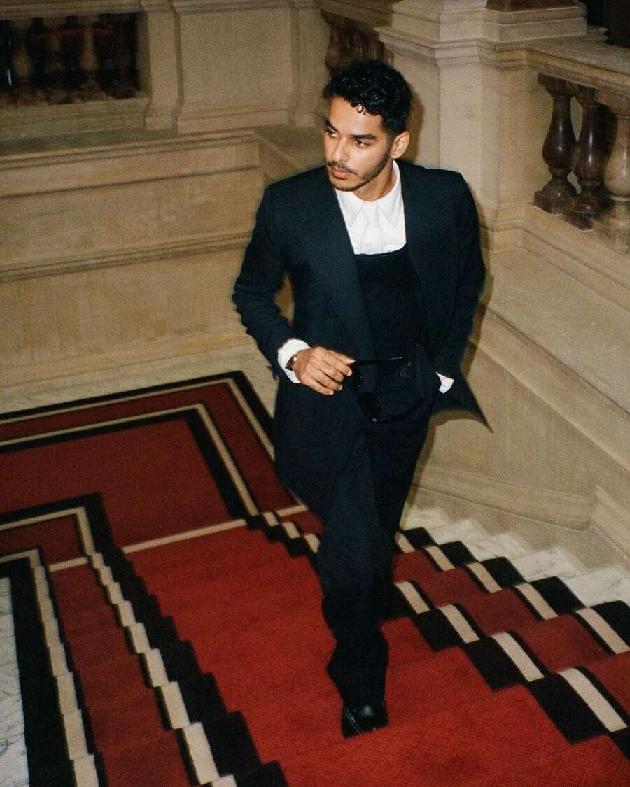 The actor plays Shooter Dival in the murder mystery series, which also stars Liev Schreiber and Dakota Fanning. looks dapper as he walks up the stairs in the picture. 