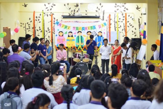 The lively atmosphere was filled with gratitude and joy as both students and teachers shared memorable moments. Later, the school hosted a team lunch at ‘Haka’ where the faculty gathered to enjoy a delicious meal, fostering a sense of fellowship and celebration. It was a day marked by respect, love, and mutual admiration.