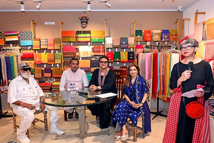 Jewellers Kundan Lal Verma and Vinesh Kumar Maheshwari, theatre artist Sujoy Prosad Chatterjee and Ladies Study Group president Minnie Juneja look on as CIMA’s chief administrator (right) Pratiti Basu Sarkar welcomes guests to the preview of Art in Life