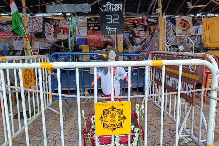 A replica of Abhaya at Calcutta Medical College 