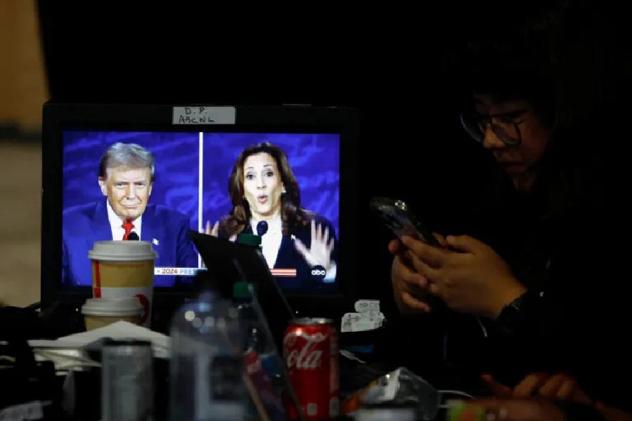 A member of the media types on their phone during the presidential debate.