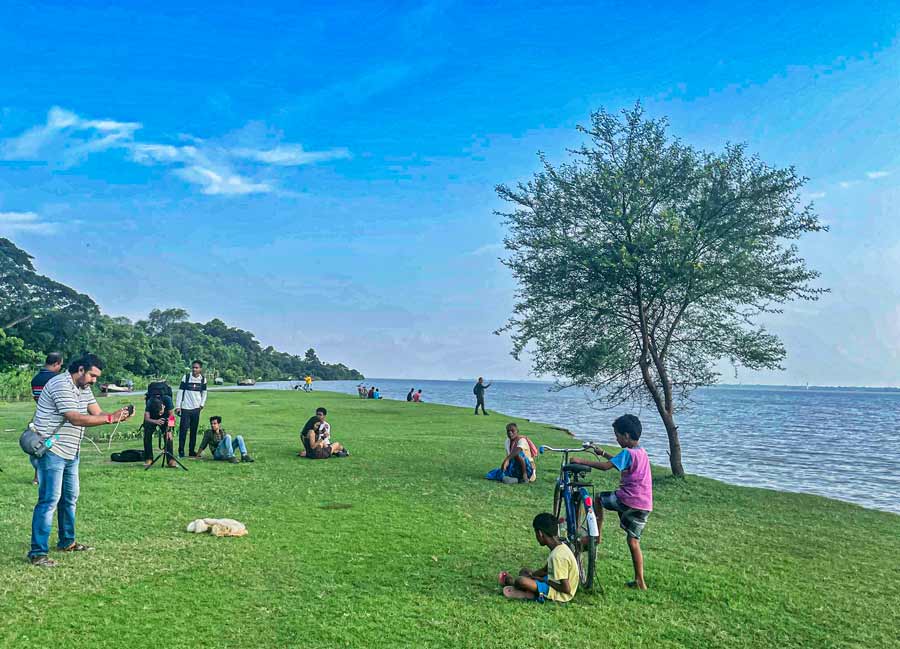 Benapur near Bagnan is a newly discovered tourist spot located just 62 kilometres from Esplanade, Dharmatala, making it an easy and enjoyable day trip from Kolkata. In recent times, it has become a favourite weekend getaway for people. This off-beat destination is only 10 kilometres away from Bagnan Railway Station