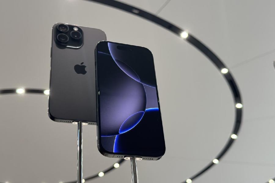 iPhone To Pro and iPhone 16 Pro Max now take spatial photos in addition to videos to help users relive memories with remarkable depth on Apple Vision Pro.