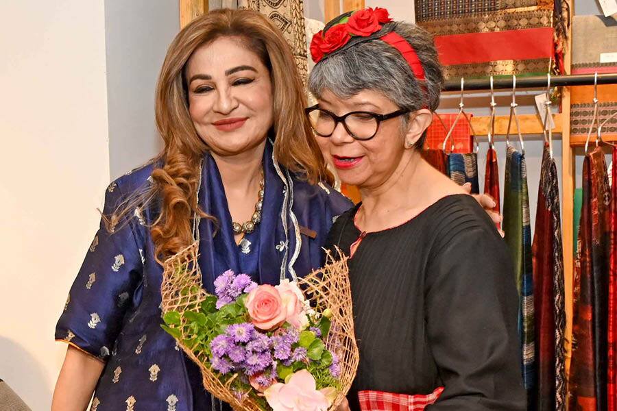 Minnie Juneja, president of the Ladies Study Group and Pratiti Basu Sarkar, chief administrator of CIMA, at the opening of Art in Life