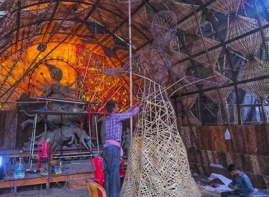 Durga Puja  preparations are on in full swing at Behala Nutan Dal, with the theme ‘Kalpana’ (Imagination). Lead artist Sanjib has collaborated with three renowned artists from Ireland’s iconic Mancas art house