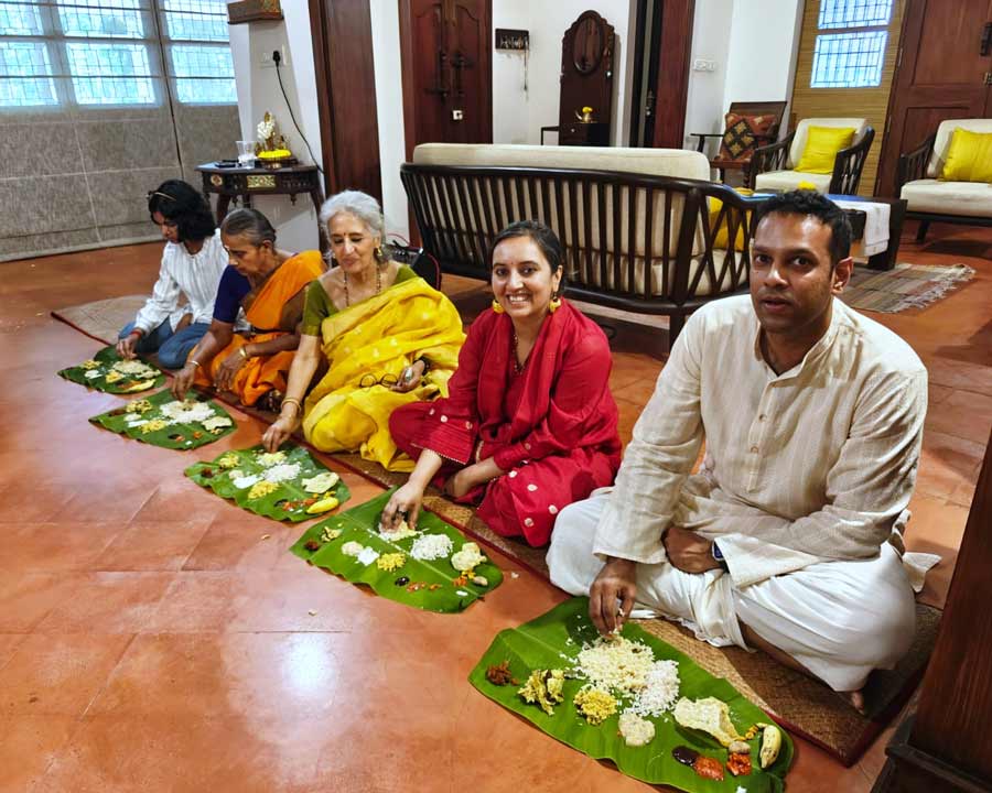 The family relished a grand ‘sadya’ spread served traditionally on a banana leaf. The feast included dishes like Avial, Olan, Pachadi, Payasam and more