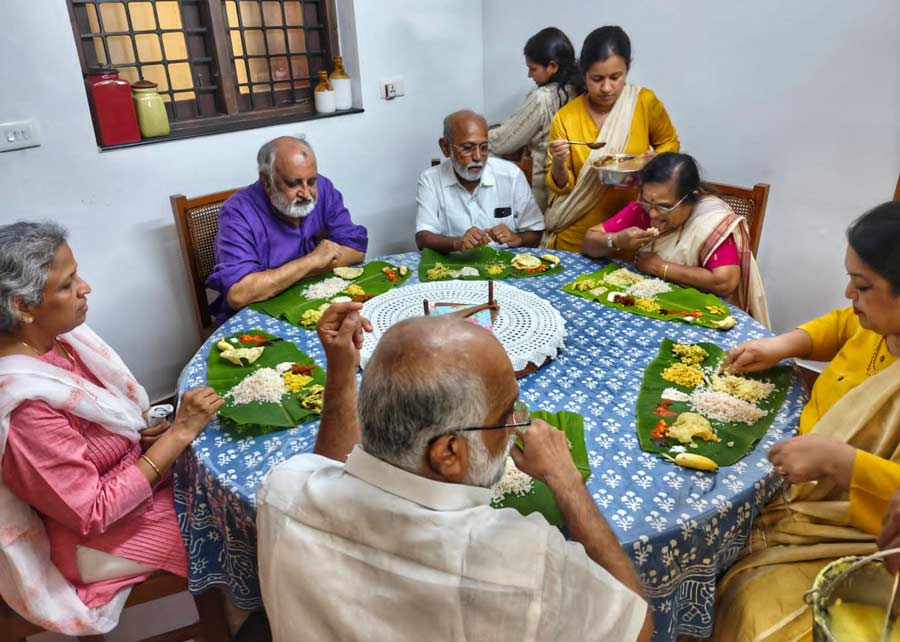 Both the immediate and extended family members got together for Onam to enjoy together. Rajeev Nair’s daughter Malavika said, ‘We ordered the Sadya this time from a catering service because the get-together was grand this time. Otherwise, usually, it is cooked at home”