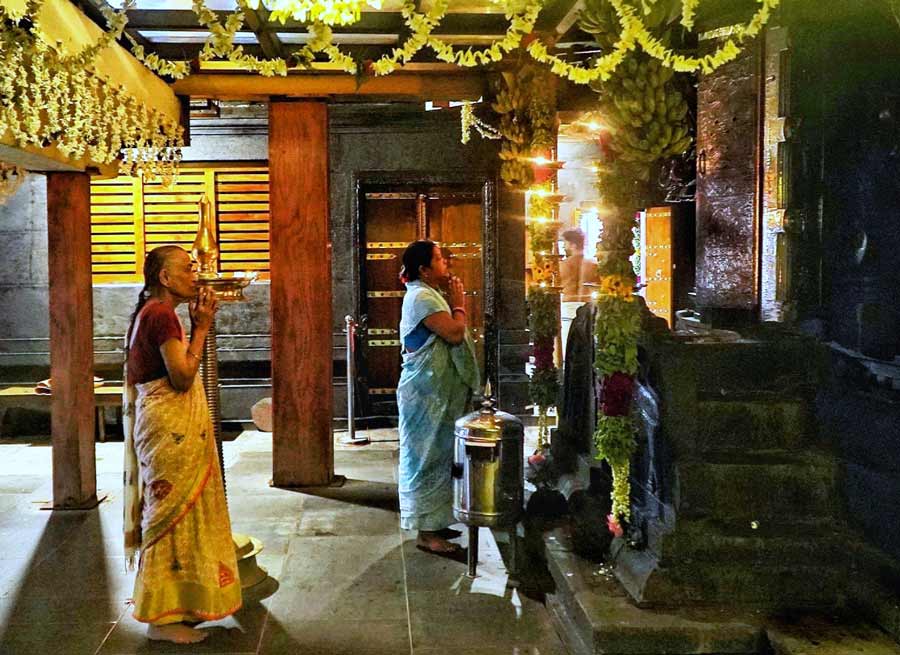 Devotees, mostly from the Malayalee community in Kolkata, came in to offer prayers on Onam to the deity   